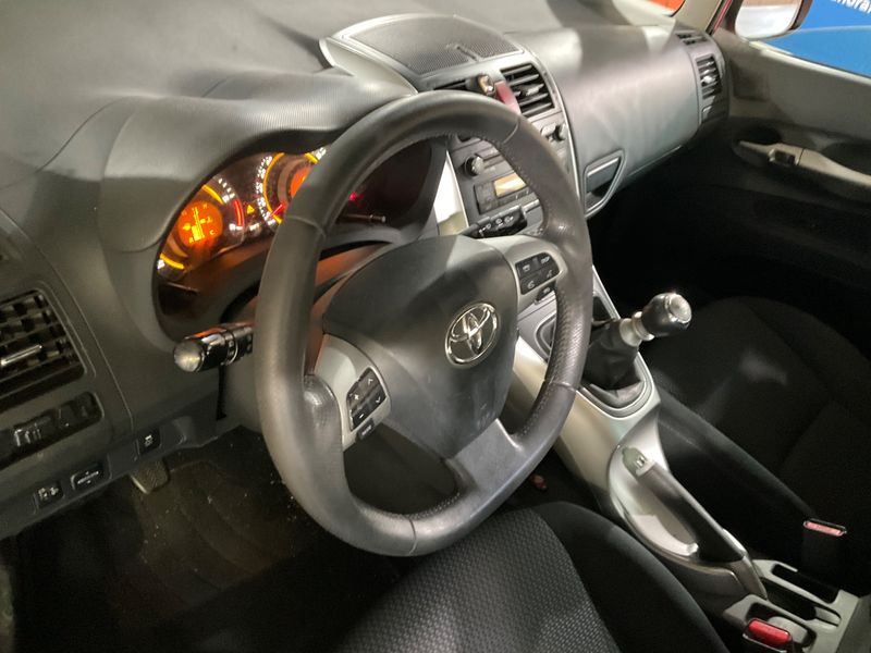 Toyota Auris 2.0 D-4D Active 2011 – снимка 28