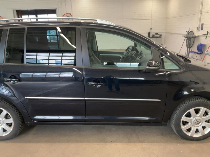 Volkswagen Touran 2.0 TDI Highline 2010 – снимка на щета 10