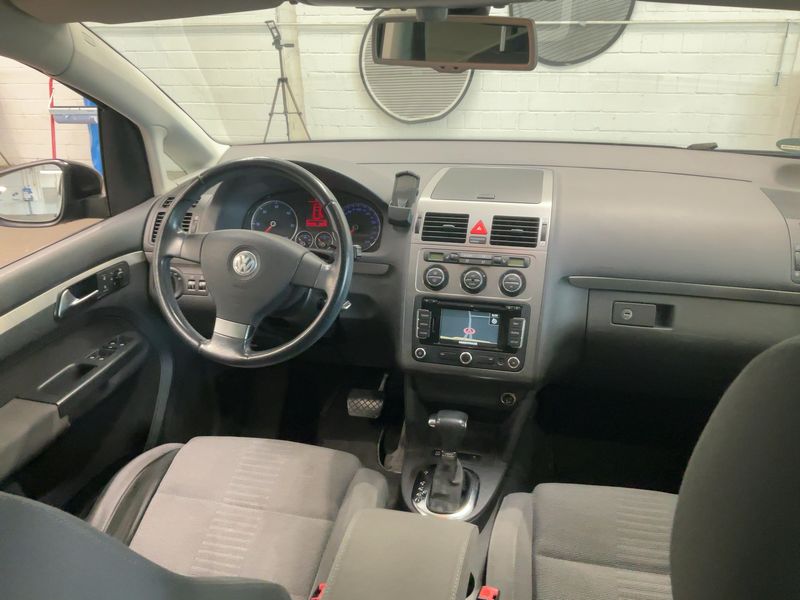 Volkswagen Touran 2.0 TDI Highline 2010 – снимка 17