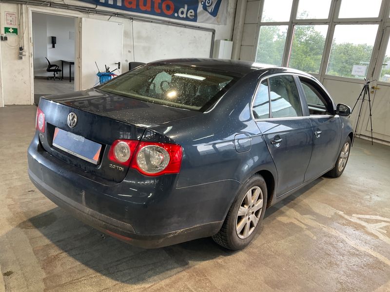 Volkswagen Jetta 2.0 TDI Sportline 2006 – снимка 2