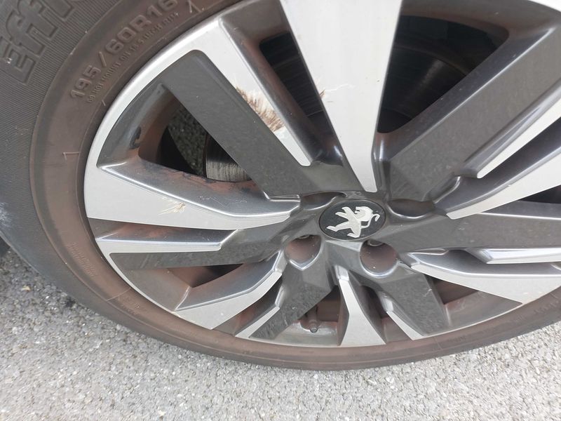 Peugeot 2008 1.2 PureTech Allure 2017 – снимка 19