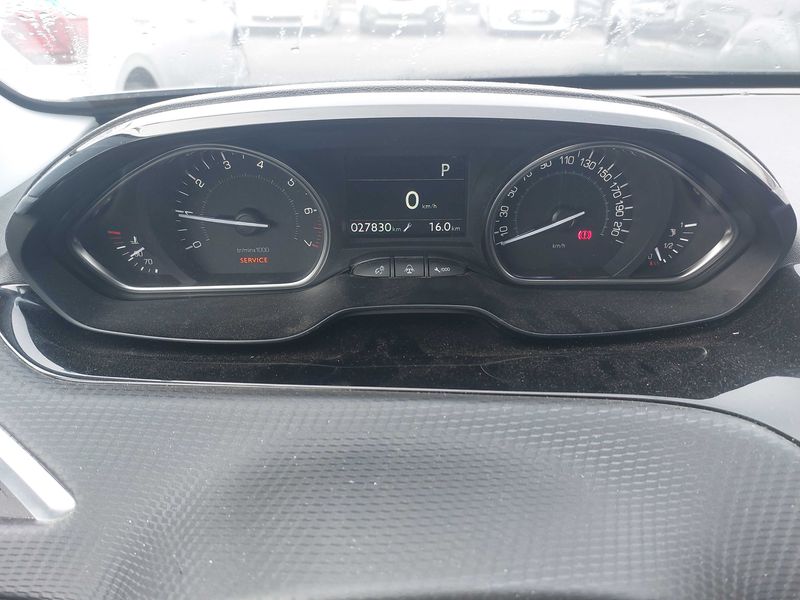Peugeot 2008 1.2 PureTech Allure 2017 – снимка 12