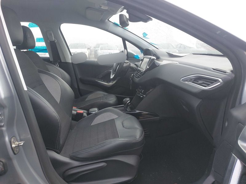 Peugeot 2008 1.2 PureTech Allure 2017 – снимка 10