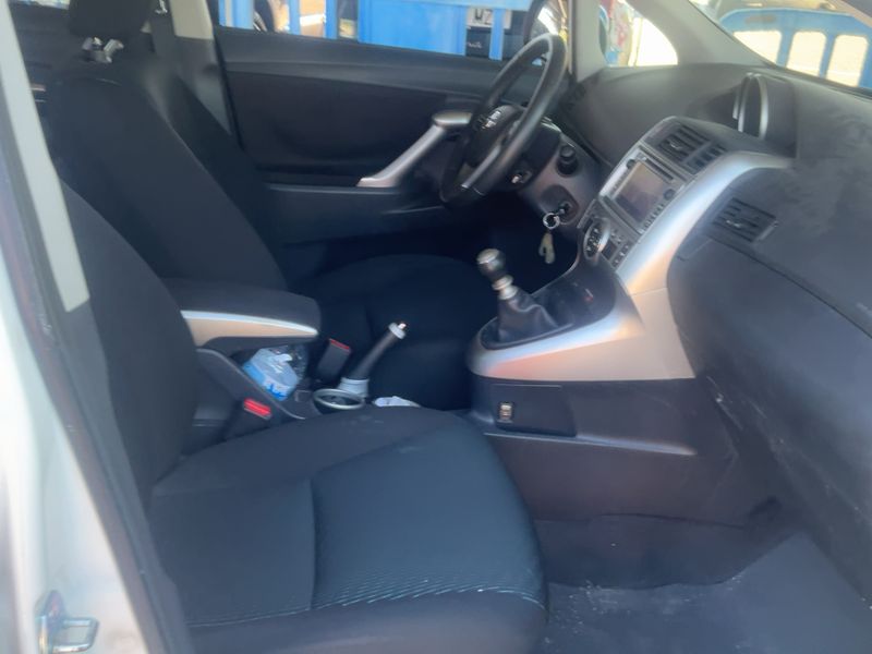 Toyota Verso 2.0 D-4D Active 2012 – снимка 16