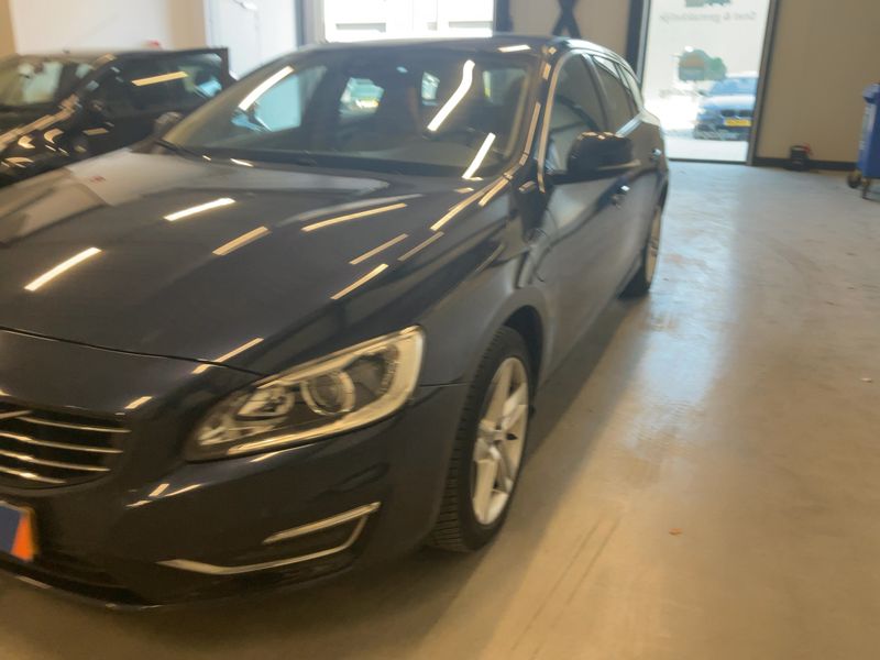Volvo V60 2.4 D6 Plug-in Hybrid Summum AWD 2014 – снимка 2