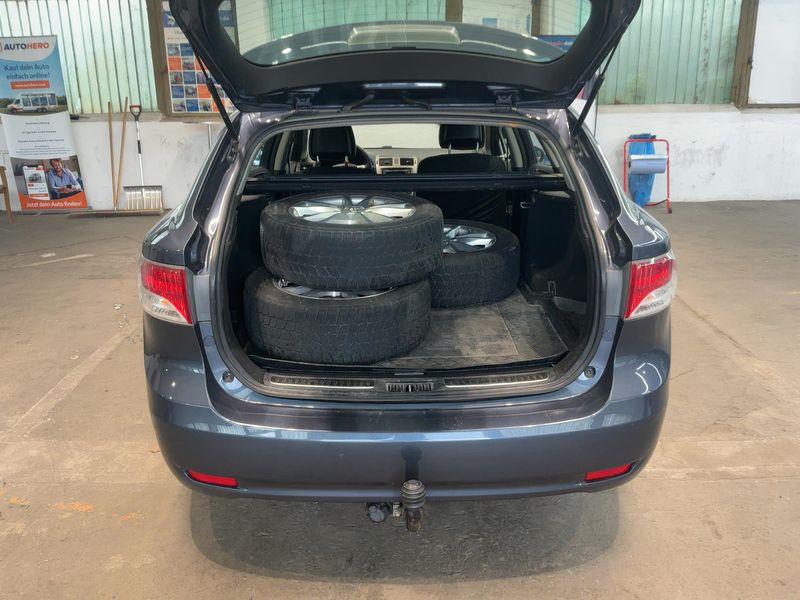 Toyota Avensis 1.8 Comfort 2011 – снимка 16
