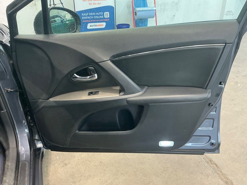Toyota Avensis 1.8 Comfort 2011 – снимка 28
