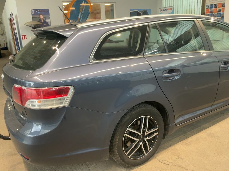 Toyota Avensis 1.8 Comfort 2011 – снимка 8