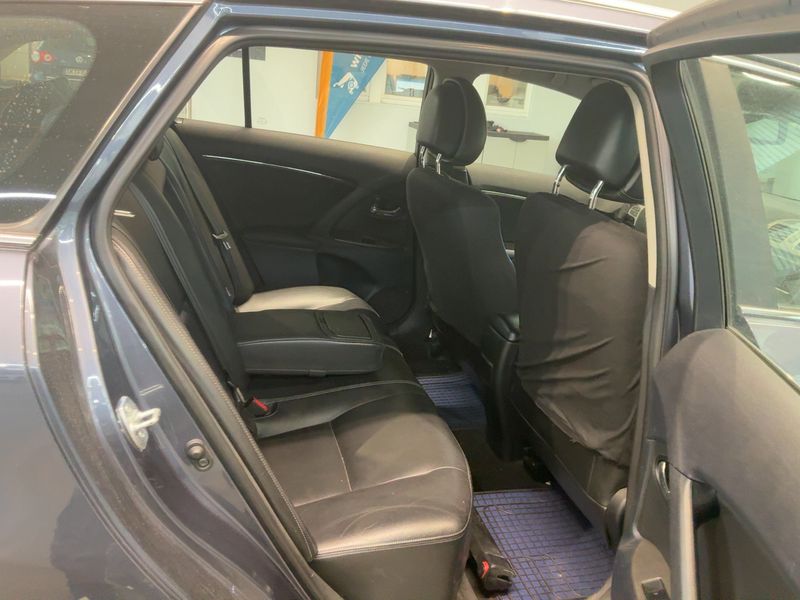 Toyota Avensis 1.8 Comfort 2011 – снимка 20
