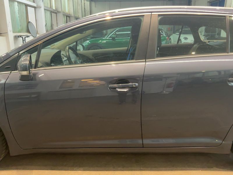 Toyota Avensis 1.8 Comfort 2011 – снимка 4