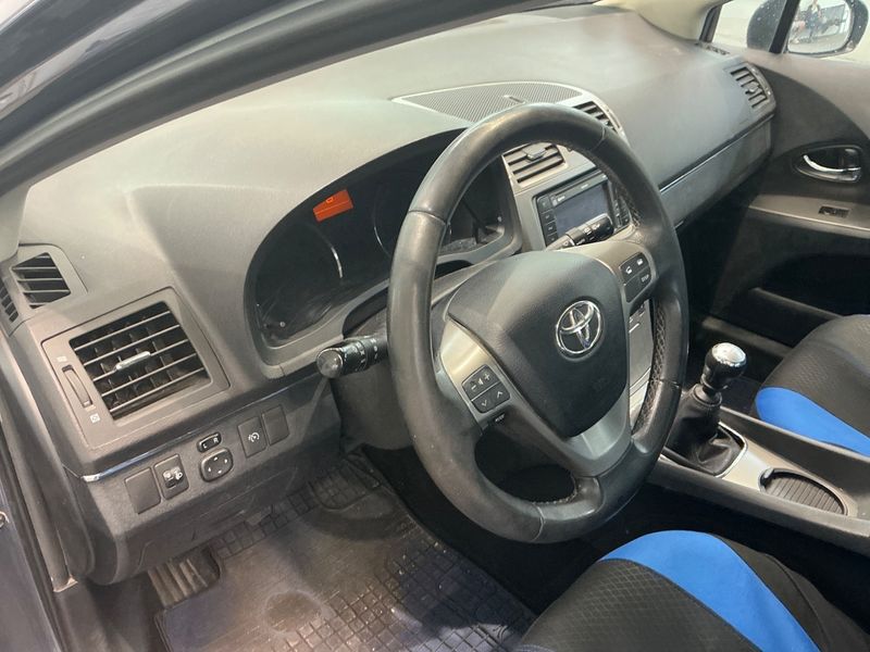 Toyota Avensis 1.8 Comfort 2011 – снимка 25
