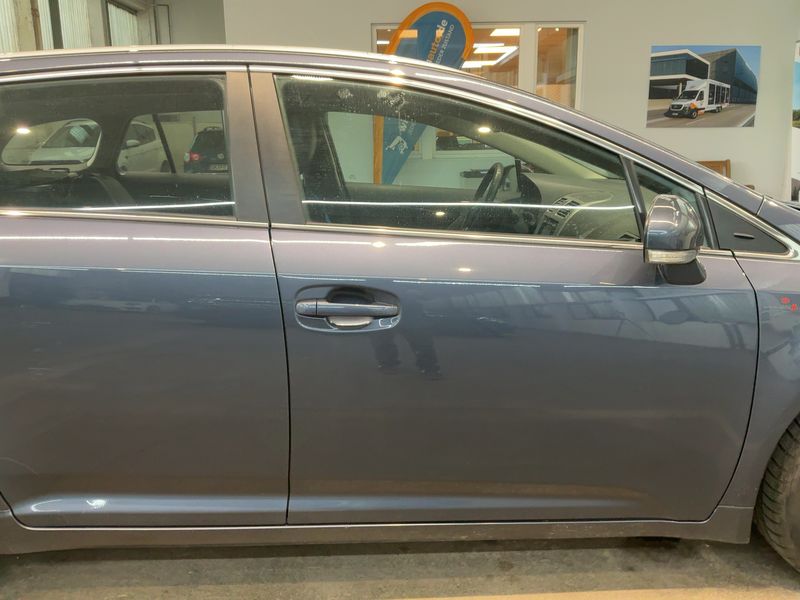 Toyota Avensis 1.8 Comfort 2011 – снимка 10