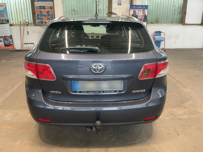 Toyota Avensis 1.8 Comfort 2011 – снимка 7