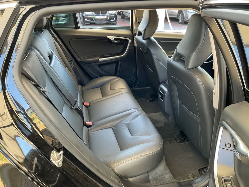 Volvo V60 2.4 D6 Plug-in Hybrid Summum AWD 2018 – снимка 19