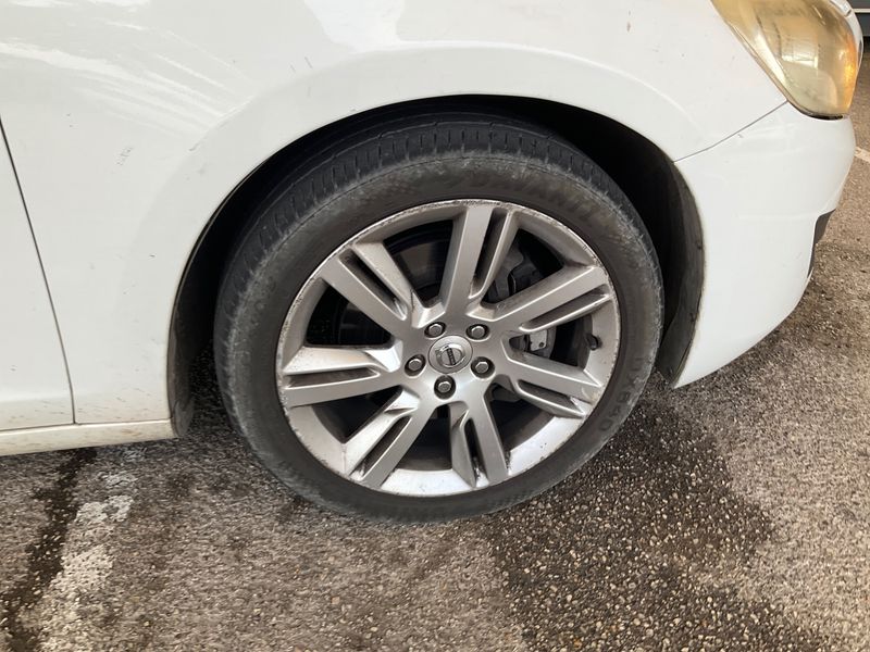 Volvo V60 2.4 D5 Momentum AWD 2010 – снимка на щета