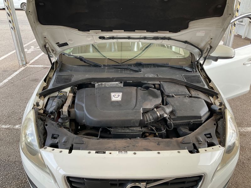 Volvo V60 2.4 D5 Momentum AWD 2010 – снимка на щета