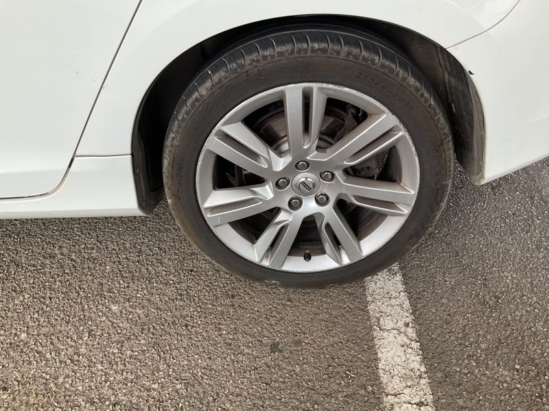 Volvo V60 2.4 D5 Momentum AWD 2010 – снимка на щета