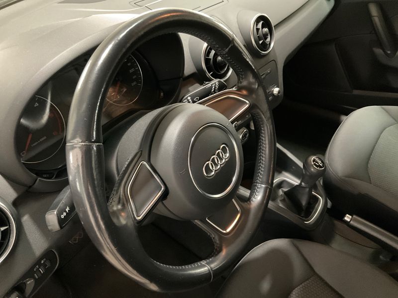 Audi A1 Sportback 1.6 TDI Attraction 2013 – снимка 38
