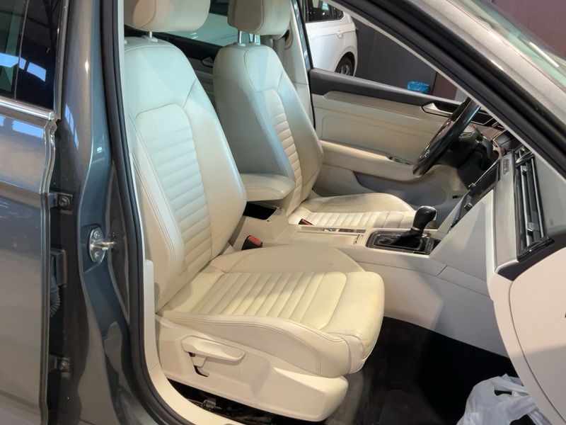 Volkswagen Passat 2.0 TDI Carat Edition 4Motion BlueMotion Tech 2015 – снимка 16