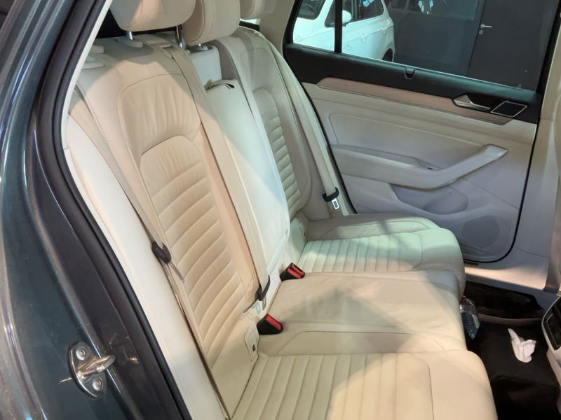 Volkswagen Passat 2.0 TDI Carat Edition 4Motion BlueMotion Tech 2015 – снимка 19