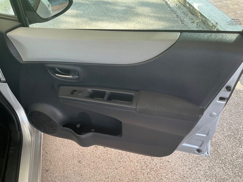 Toyota Yaris 1.5 Hybrid Lounge 2014 – снимка 23