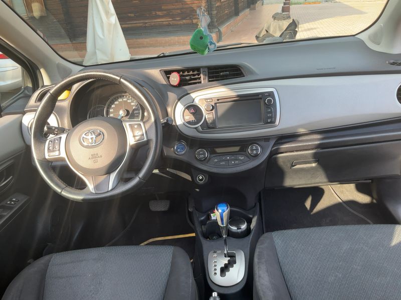 Toyota Yaris 1.5 Hybrid Lounge 2014 – снимка 17