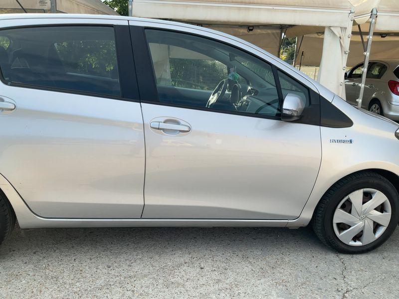 Toyota Yaris 1.5 Hybrid Lounge 2014 – снимка 10