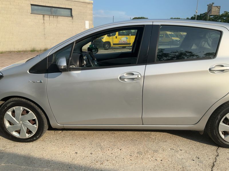 Toyota Yaris 1.5 Hybrid Lounge 2014 – снимка 4