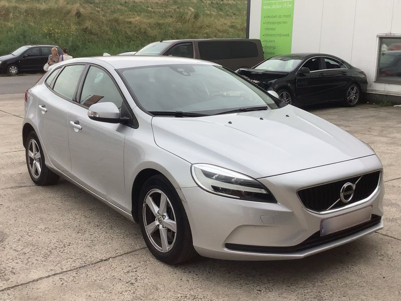 Volvo V40 1.5 Kinetic 2018 – снимка 12