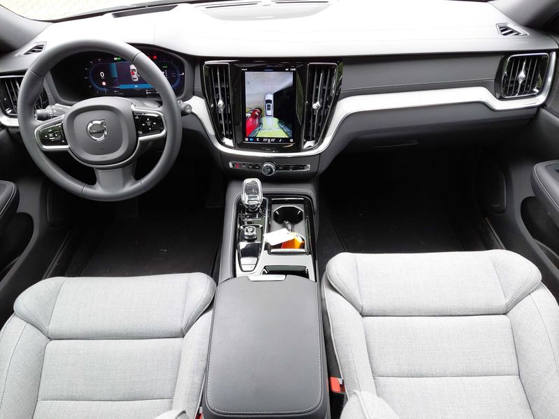 Volvo V60 2.0 T8 Recharge Plug-in Hybrid Ultimate Dark AWD 2022 – снимка 11