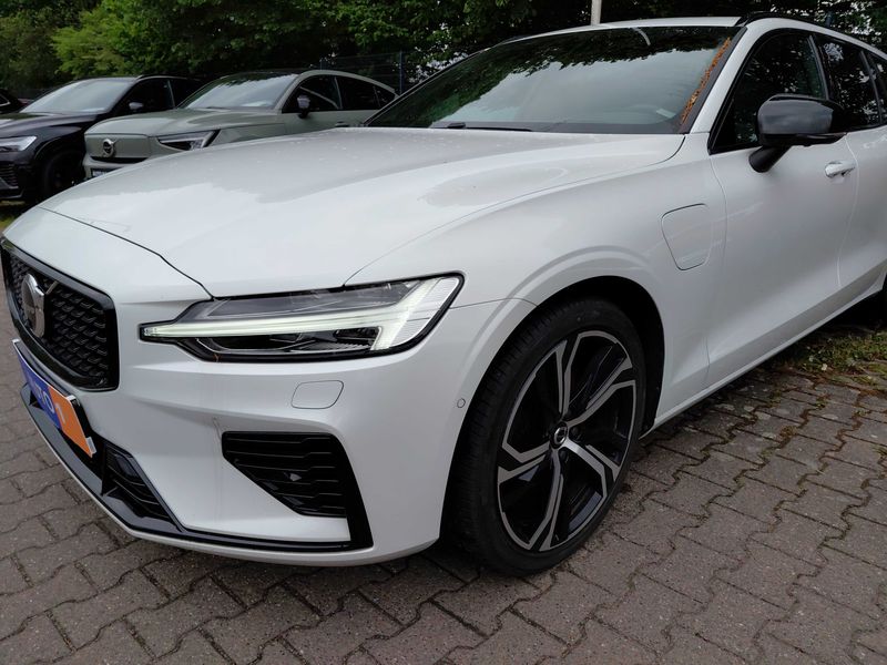 Volvo V60 2.0 T8 Recharge Plug-in Hybrid Ultimate Dark AWD 2022 – снимка 2