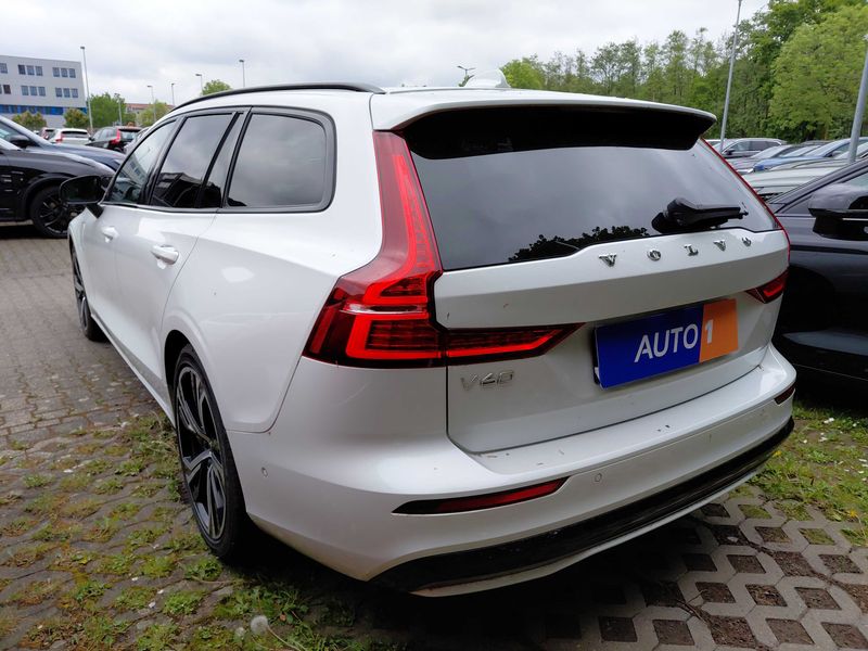 Volvo V60 2.0 T8 Recharge Plug-in Hybrid Ultimate Dark AWD 2022 – снимка 3