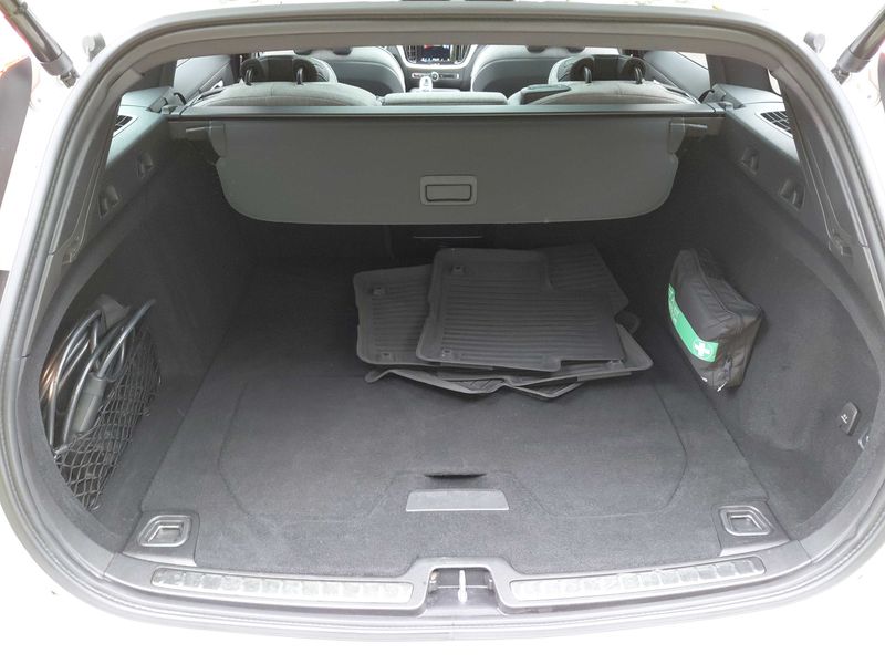 Volvo V60 2.0 T8 Recharge Plug-in Hybrid Ultimate Dark AWD 2022 – снимка 9