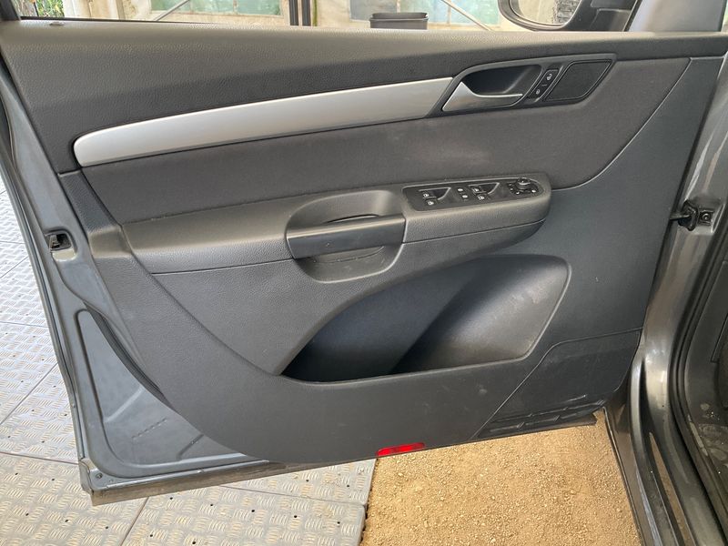 Volkswagen Sharan 2.0 TDI Trendline BlueMotion Tech 2015 – снимка на щета 41