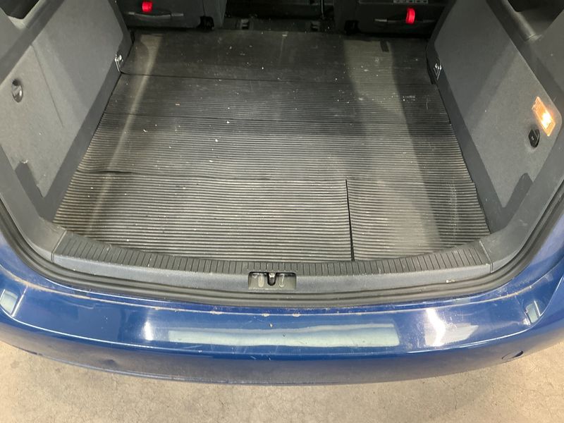Volkswagen Touran 1.6 TDI Trendline 2011 – снимка 37