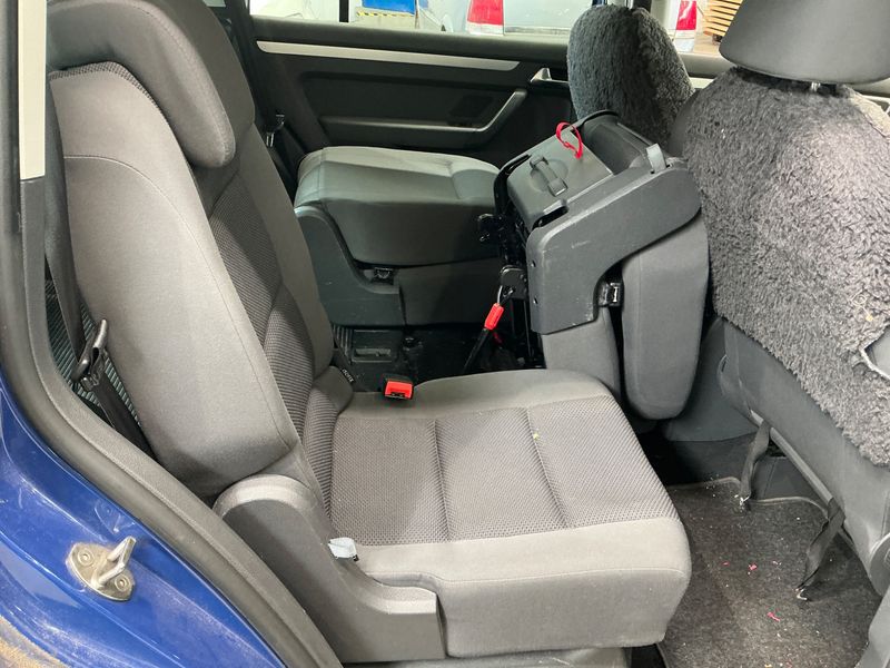 Volkswagen Touran 1.6 TDI Trendline 2011 – снимка 35
