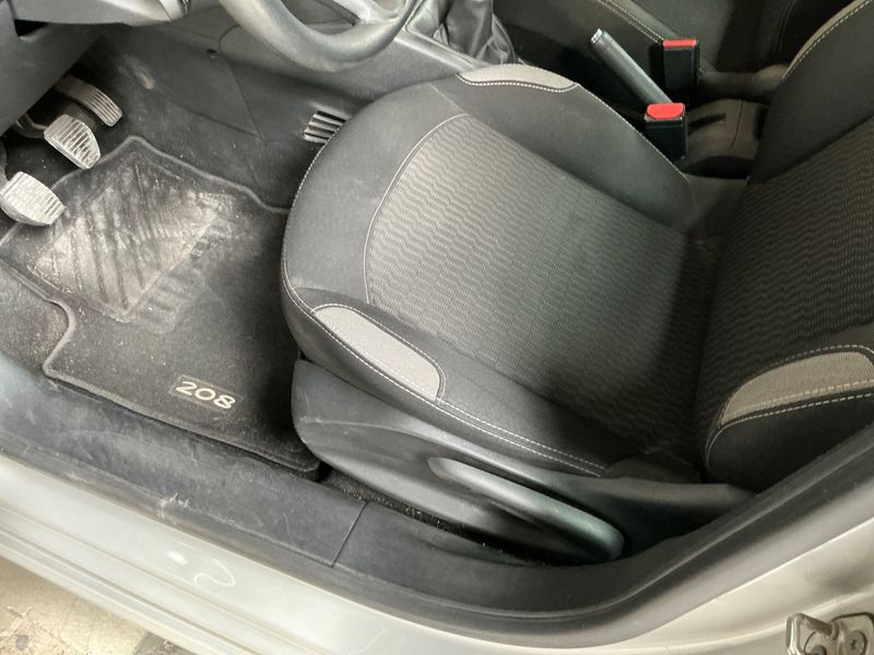 Peugeot 208 1.6 Blue-HDi Active 2015 – снимка 26