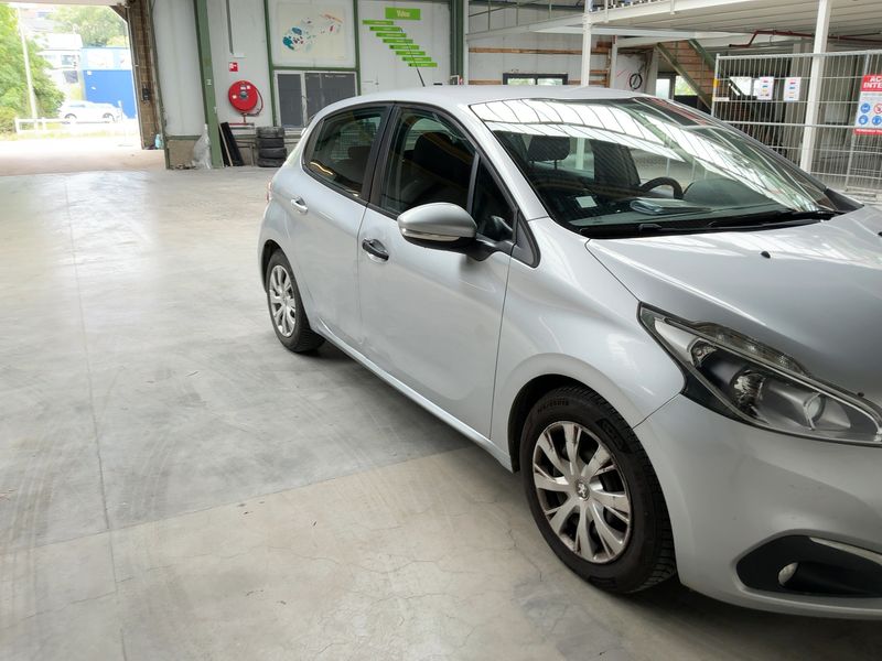 Peugeot 208 1.6 Blue-HDi Active 2015 – снимка 12