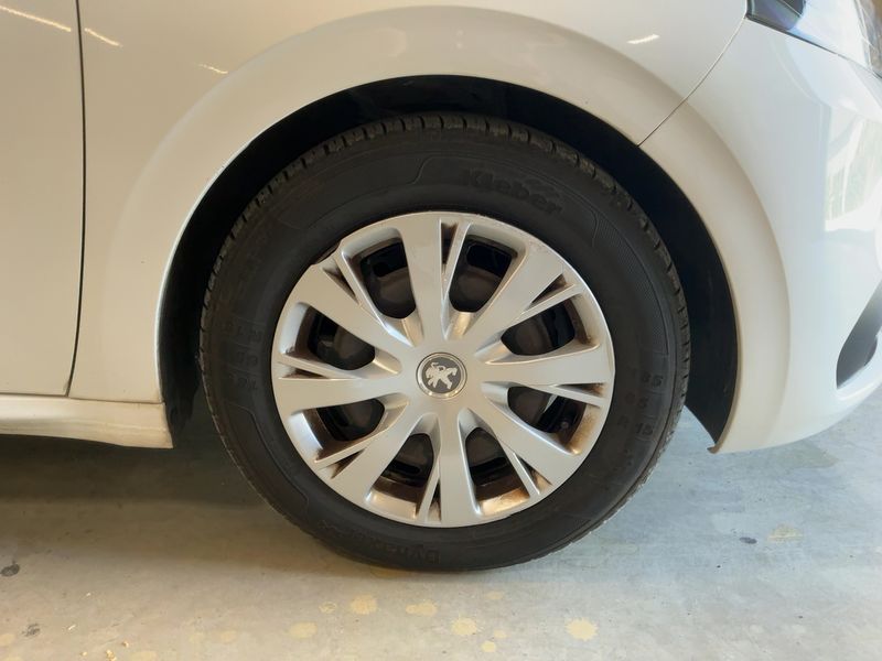 Peugeot 208 1.6 Blue-HDi Affaire Pack Clim NAV 2015 – снимка 11