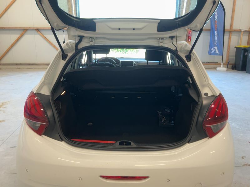 Peugeot 208 1.6 Blue-HDi Affaire Pack Clim NAV 2015 – снимка 15