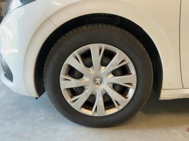 Peugeot 208 1.6 Blue-HDi Affaire Pack Clim NAV 2015 – снимка 3