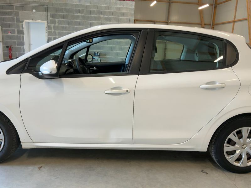 Peugeot 208 1.6 Blue-HDi Affaire Pack Clim NAV 2015 – снимка 4
