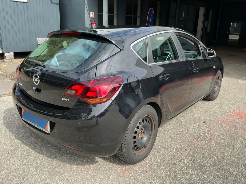 Opel Astra 1.7 CDTI Sport 2011 – снимка 2