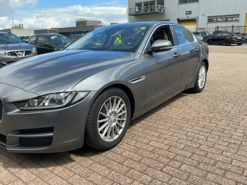 Jaguar XE 20d E-Performance Portfolio 2015 – снимка 2