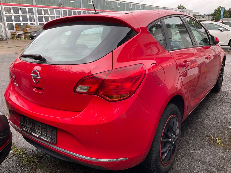 Opel Astra 1.6 Edition 2013 – снимка 2