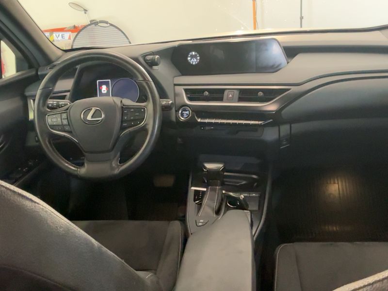 Lexus UX-Serie UX 250h E-Four Premium 2020 – снимка 17