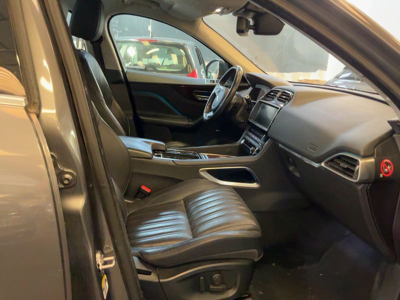 Jaguar F-Pace 20d Portfolio AWD 2016 – снимка 16