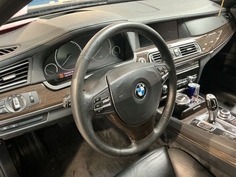 BMW 7er 740i 2010 – снимка 32