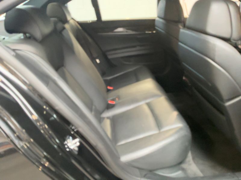 BMW 7er 740i 2010 – снимка 19