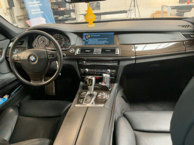 BMW 7er 740i 2010 – снимка 17